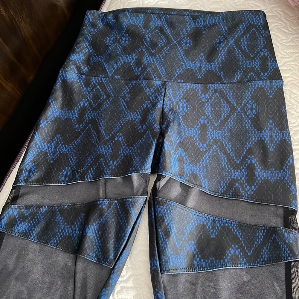 Onzie Flow Blue & Black Leggings medium - large with Mesh Inserts